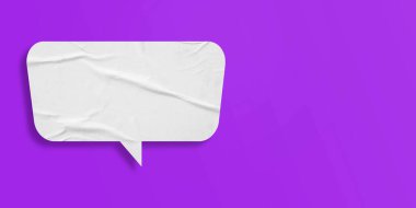 Beyaz konuşma balonu buruşmuş kağıt mor arkaplanda izole edilmiş.