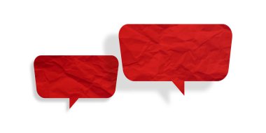 Kırmızı konuşma balonu buruşmuş kağıt beyaz arkaplanda izole edilmiş