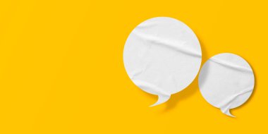 Beyaz konuşma balonu buruşmuş kağıt sarı arkaplanda izole edilmiş.