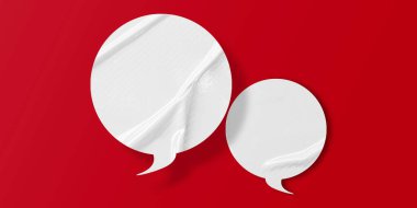 Kırmızı arkaplanda izole edilmiş beyaz konuşma balonu buruşmuş kağıt