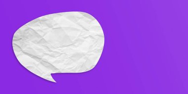 Beyaz konuşma balonu buruşmuş kağıt mor arkaplanda izole edilmiş.