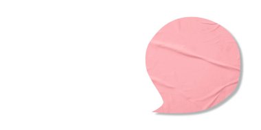 Pembe konuşma balonu buruşmuş kağıt beyaz arkaplanda izole edilmiş.