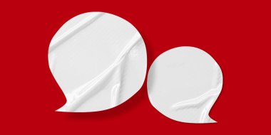 Kırmızı arkaplanda izole edilmiş beyaz konuşma balonu buruşmuş kağıt