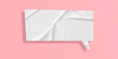 Pembe arka planda izole edilmiş beyaz buruşuk konuşma balonu kağıdı