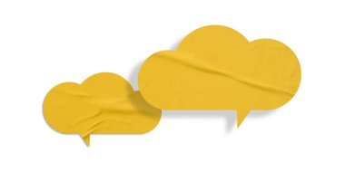 Sarı konuşma balonu buruşmuş kağıt beyaz arkaplanda izole edilmiş