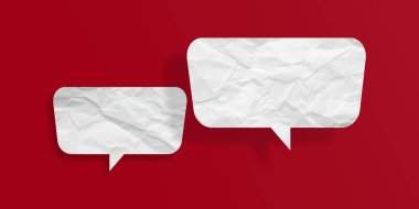 Kırmızı arkaplanda izole edilmiş beyaz konuşma balonu buruşmuş kağıt