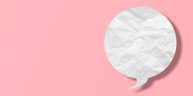 Pembe arka planda izole edilmiş beyaz buruşuk konuşma balonu kağıdı