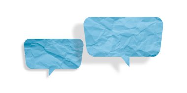 Açık mavi konuşma balonu buruşmuş kağıt beyaz arkaplanda izole edilmiş