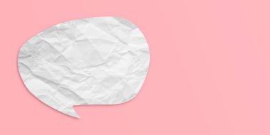 Pembe arka planda izole edilmiş beyaz buruşuk konuşma balonu kağıdı