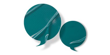 Yeşil konuşma balonu buruşmuş kağıt beyaz arkaplanda izole