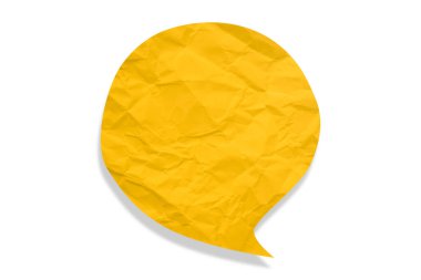 Sarı konuşma balonu buruşmuş kağıt beyaz arkaplanda izole edilmiş
