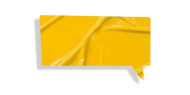 Sarı konuşma balonu buruşmuş kağıt beyaz arkaplanda izole edilmiş