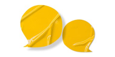 Sarı konuşma balonu buruşmuş kağıt beyaz arkaplanda izole edilmiş