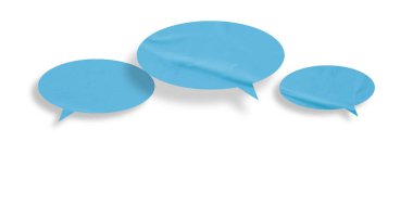 Açık mavi konuşma balonu buruşmuş kağıt beyaz arkaplanda izole edilmiş