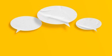 Beyaz konuşma balonu buruşmuş kağıt sarı arkaplanda izole edilmiş.