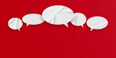 Kırmızı arkaplanda izole edilmiş beyaz konuşma balonu buruşmuş kağıt