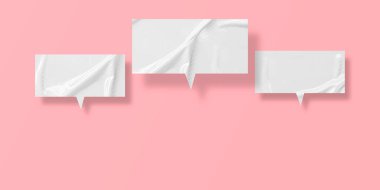 Pembe arka planda izole edilmiş beyaz buruşuk konuşma balonu kağıdı