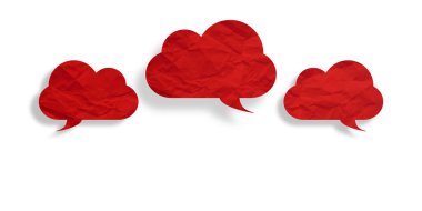 Kırmızı konuşma balonu buruşmuş kağıt beyaz arkaplanda izole edilmiş