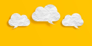 Beyaz konuşma balonu buruşmuş kağıt sarı arkaplanda izole edilmiş.