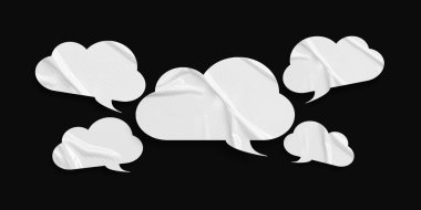 Siyah arkaplanda izole edilmiş beyaz buruşuk konuşma baloncukları.