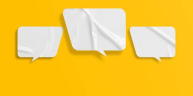 Beyaz konuşma balonu buruşmuş kağıt sarı arkaplanda izole edilmiş.