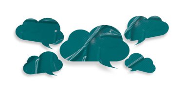 Yeşil konuşma balonu buruşmuş kağıt beyaz arkaplanda izole