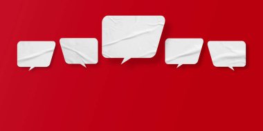 Kırmızı arkaplanda izole edilmiş beyaz konuşma balonu buruşmuş kağıt