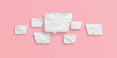 Pembe arka planda izole edilmiş beyaz buruşuk konuşma balonu kağıdı