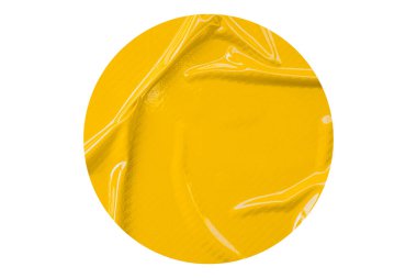 Kırışıklıkları olan sarı daire etiketi, beyaz arkaplanda izole edilmiş buruşmuş yuvarlak kağıt.