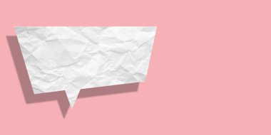 Pembe arka planda izole edilmiş beyaz buruşuk konuşma balonu kağıdı