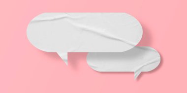 Pembe arka planda izole edilmiş beyaz buruşuk konuşma balonu kağıdı