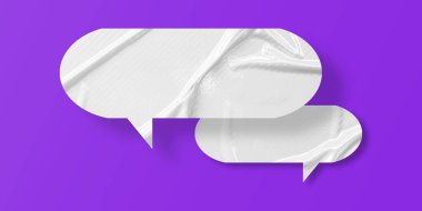 Beyaz konuşma balonu buruşmuş kağıt mor arkaplanda izole edilmiş.