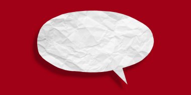 Kırmızı arkaplanda izole edilmiş beyaz konuşma balonu buruşmuş kağıt