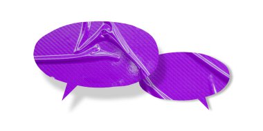 Mor konuşma balonu buruşmuş kağıt beyaz arkaplanda izole edilmiş