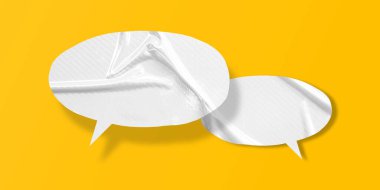 Beyaz konuşma balonu buruşmuş kağıt sarı arkaplanda izole edilmiş.