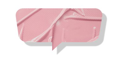 Pembe konuşma balonu buruşmuş kağıt beyaz arkaplanda izole edilmiş.