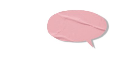 Pembe konuşma balonu buruşmuş kağıt beyaz arkaplanda izole edilmiş.