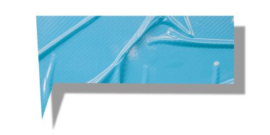 Açık mavi konuşma balonu buruşmuş kağıt beyaz arkaplanda izole edilmiş