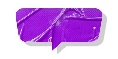 Mor konuşma balonu buruşmuş kağıt beyaz arkaplanda izole edilmiş