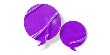 Mor konuşma balonu buruşmuş kağıt beyaz arkaplanda izole edilmiş