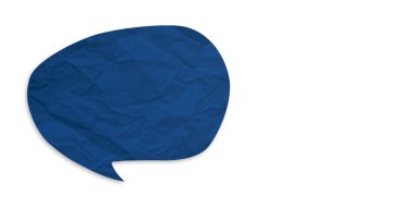 Mavi konuşma balonu buruşmuş kağıt beyaz arkaplanda izole edilmiş