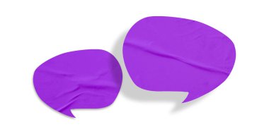 Mor konuşma balonu buruşmuş kağıt beyaz arkaplanda izole edilmiş