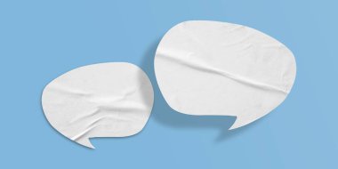 Beyaz konuşma balonu buruşmuş kağıt açık mavi arkaplanda izole edilmiş