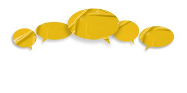 Sarı konuşma balonu buruşmuş kağıt beyaz arkaplanda izole edilmiş