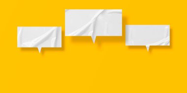 Beyaz konuşma balonu buruşmuş kağıt sarı arkaplanda izole edilmiş.