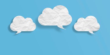 Beyaz konuşma balonu buruşmuş kağıt açık mavi arkaplanda izole edilmiş