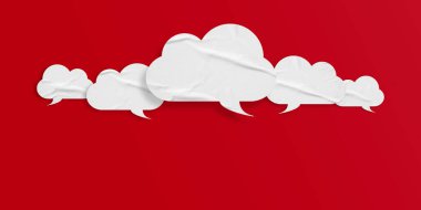 Kırmızı arkaplanda izole edilmiş beyaz konuşma balonu buruşmuş kağıt