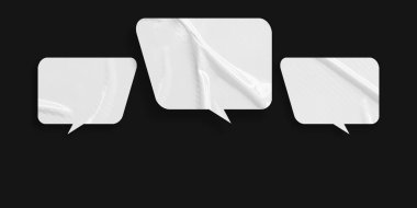 Siyah arkaplanda izole edilmiş beyaz buruşuk konuşma baloncukları.