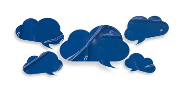 Mavi konuşma balonu buruşmuş kağıt beyaz arkaplanda izole edilmiş