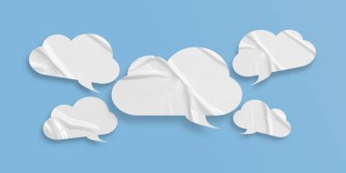 Beyaz konuşma balonu buruşmuş kağıt açık mavi arkaplanda izole edilmiş